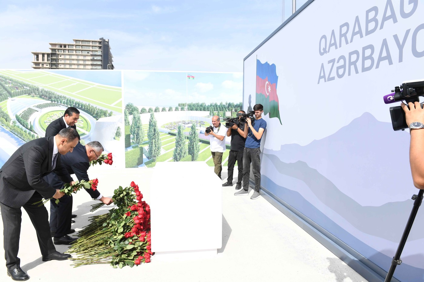 Dövlət Komitəsinin kollektivi Zəfər parkında - FOTOLAR